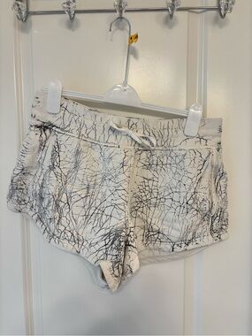 Lulu lemon White Black Crackle Print Lounge Shorts